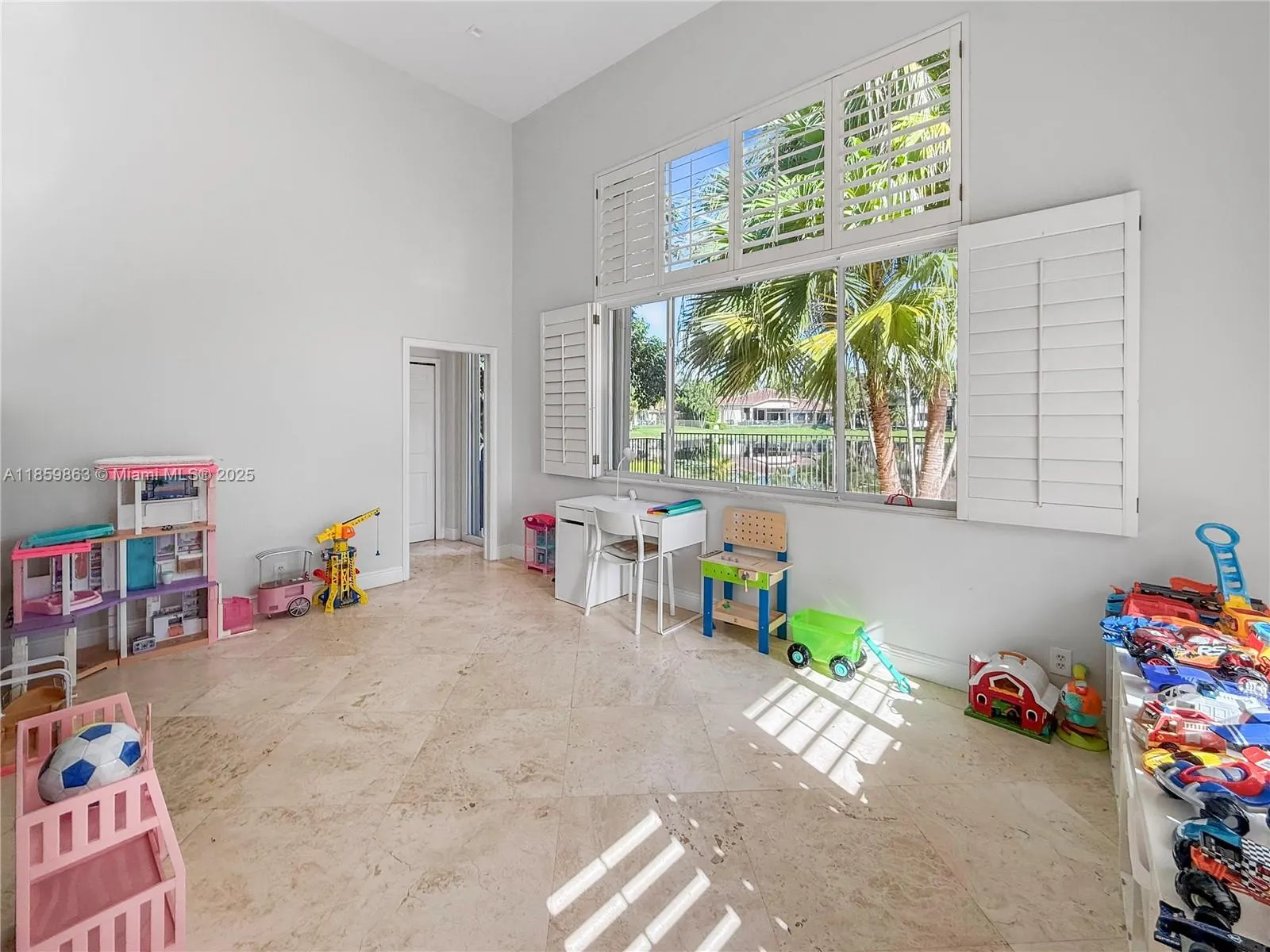 2514 Poinciana Dr