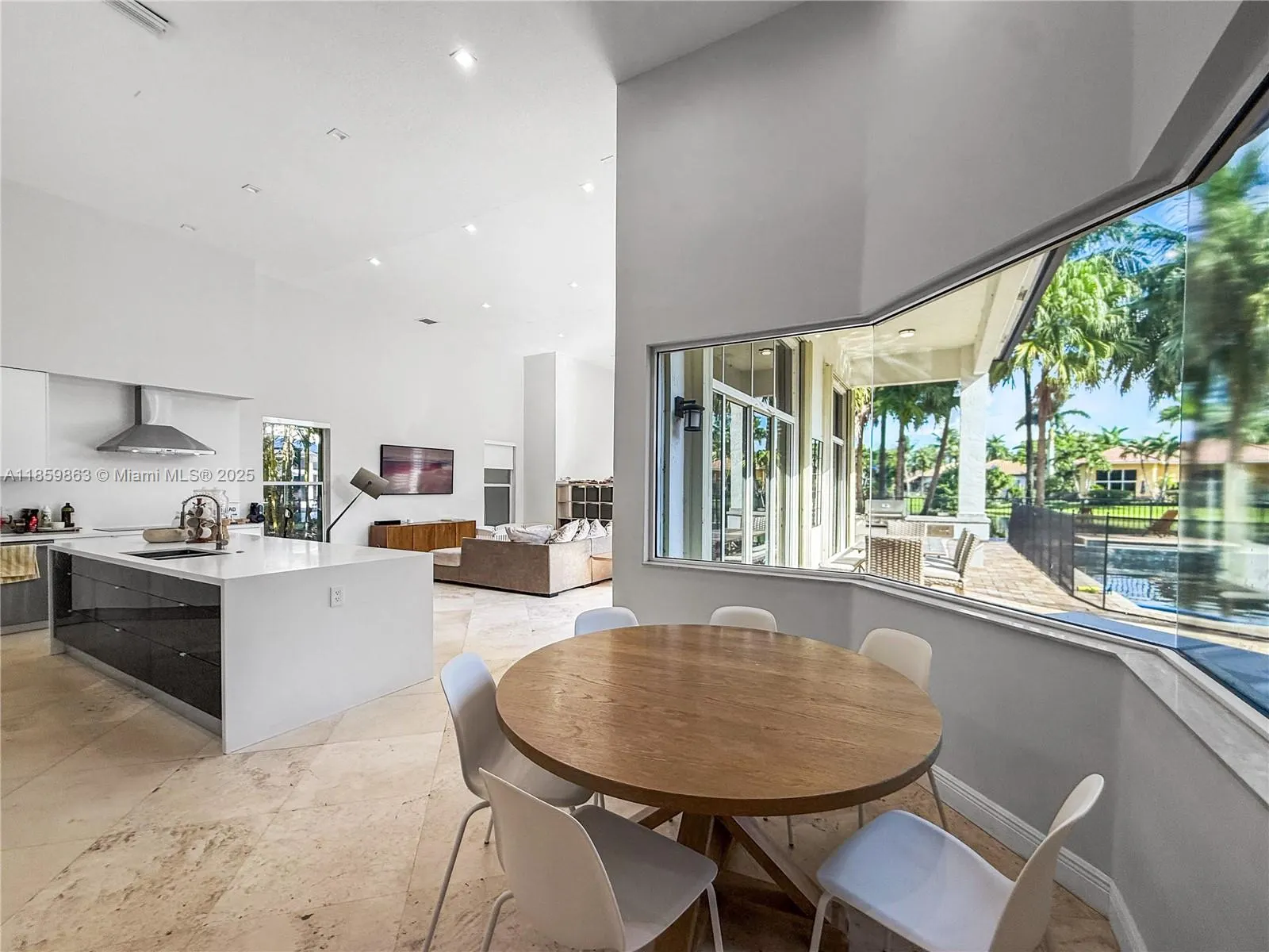 2514 Poinciana Dr