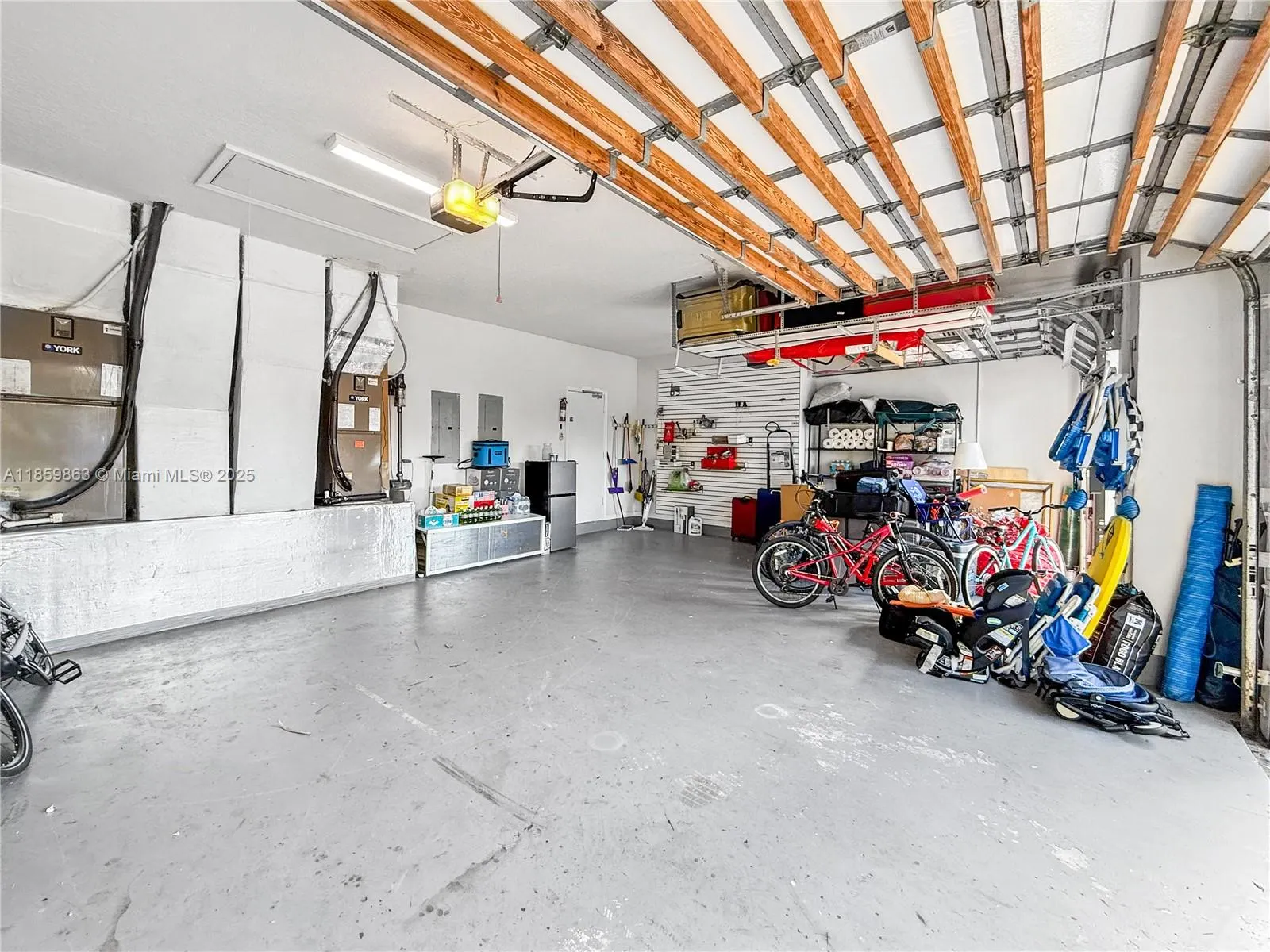 2514 Poinciana Dr