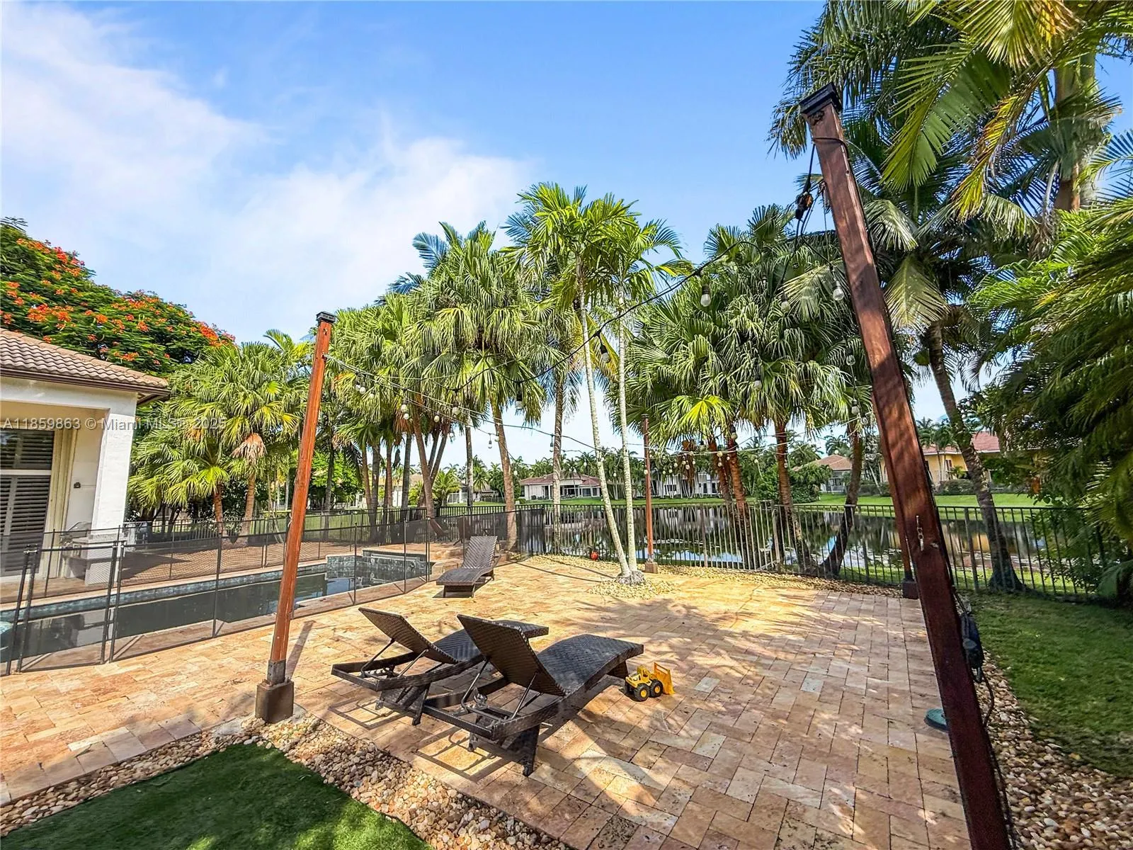2514 Poinciana Dr