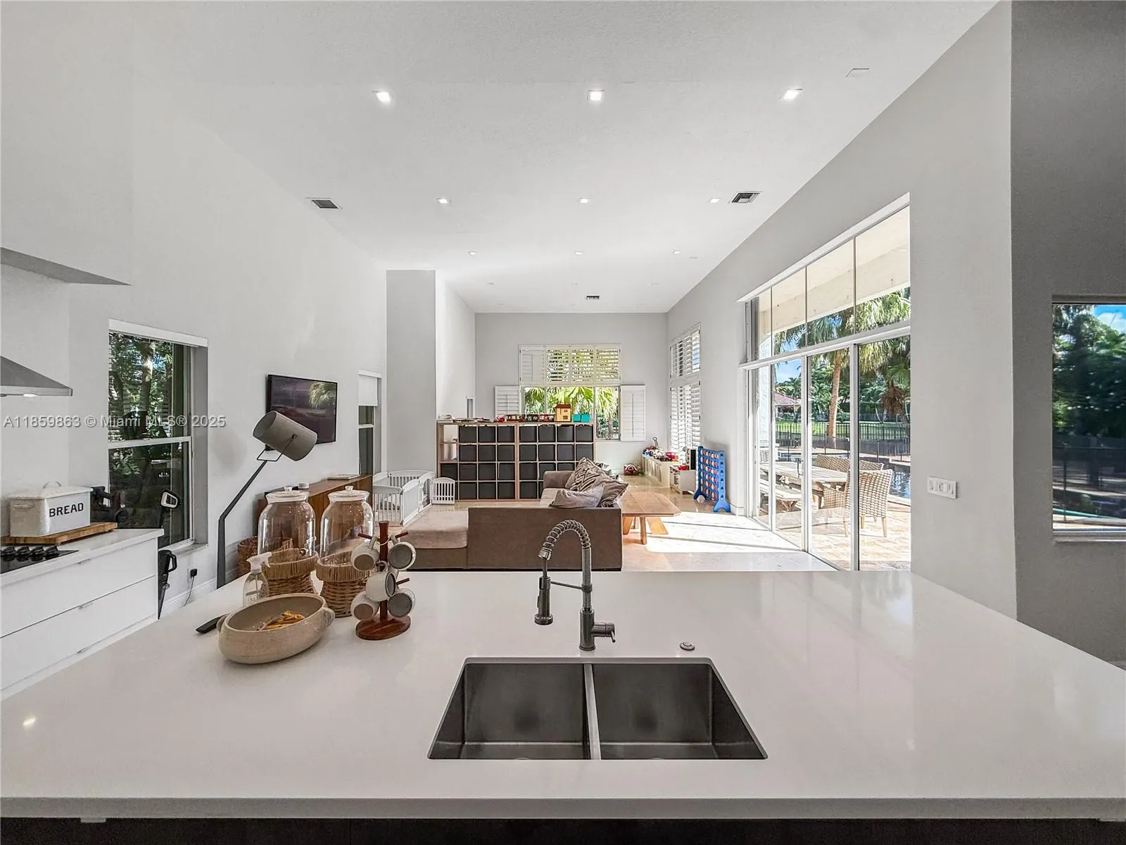 2514 Poinciana Dr