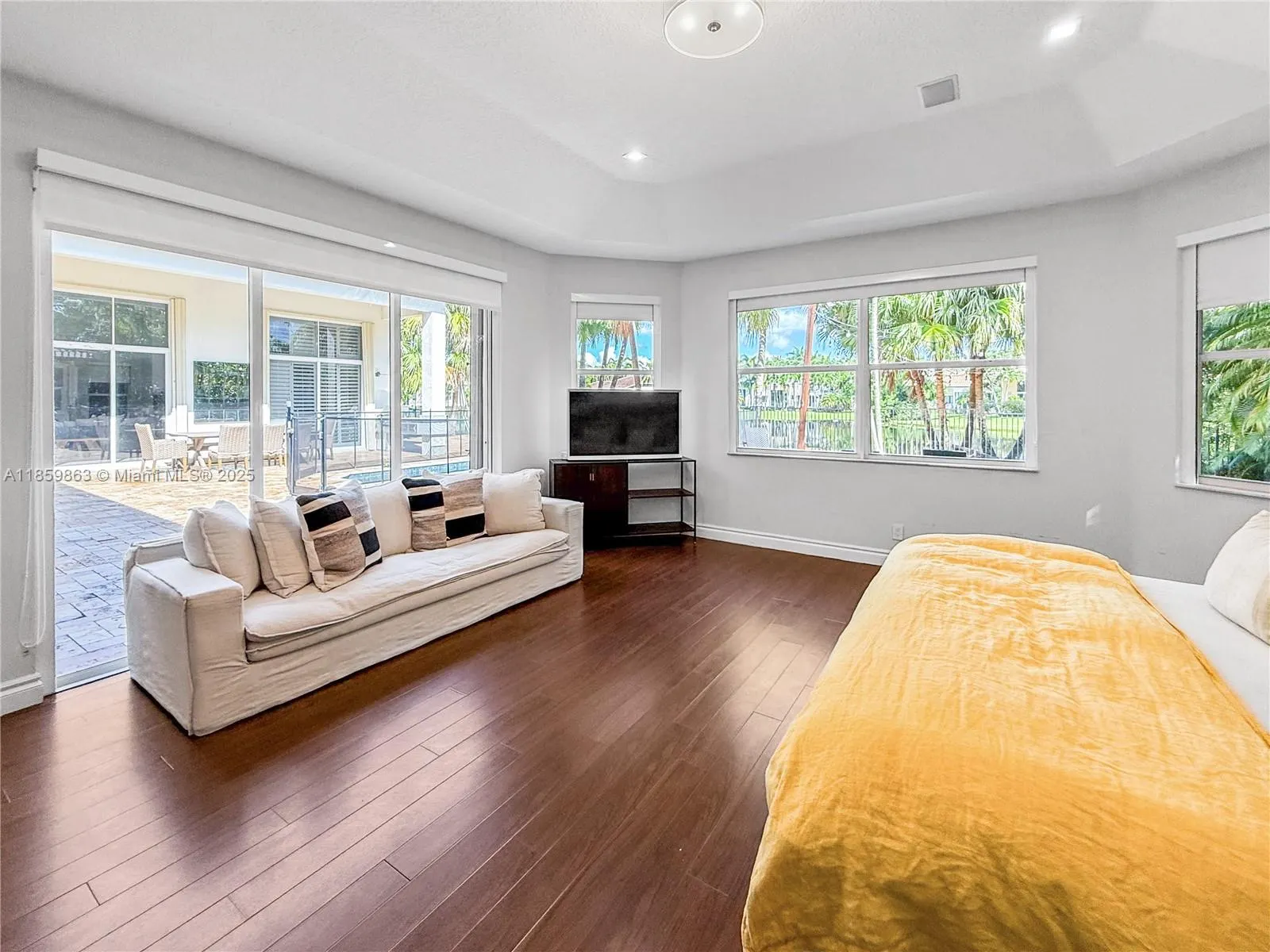 2514 Poinciana Dr