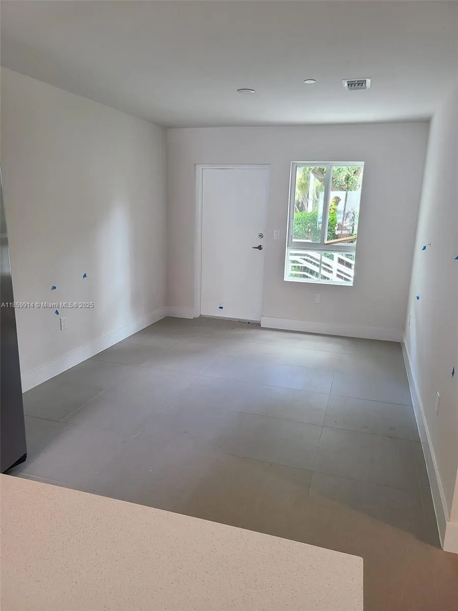 2555 NE 193 St, #2114