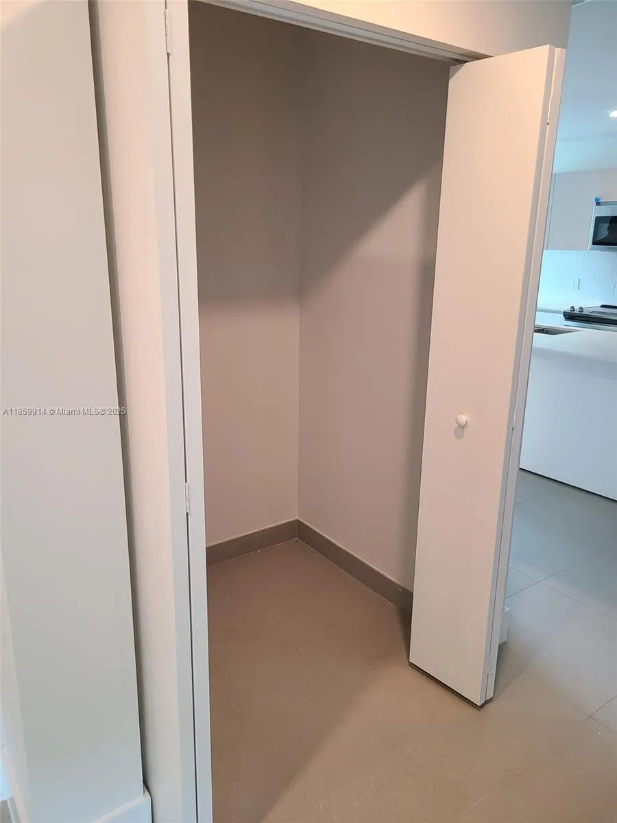 2555 NE 193 St, #2114