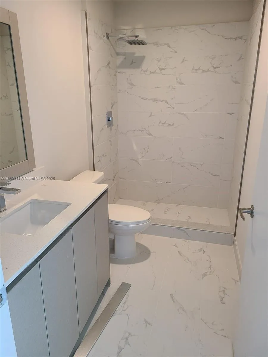 2555 NE 193 St, #2114