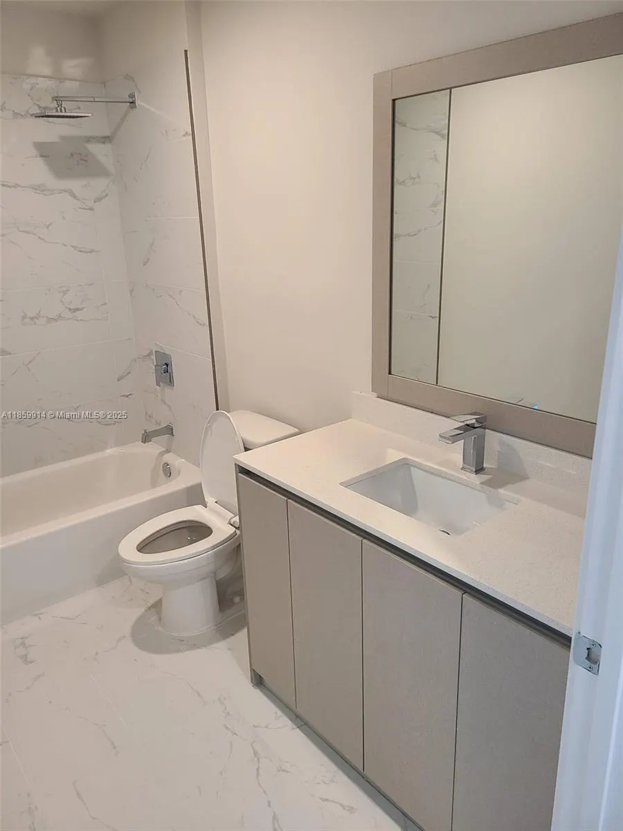 2555 NE 193 St, #2114
