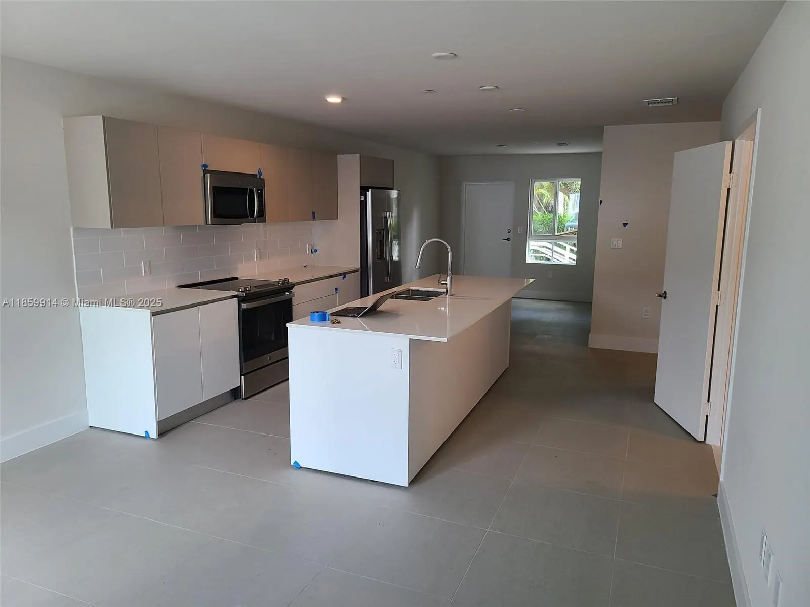 2555 NE 193 St, #2114