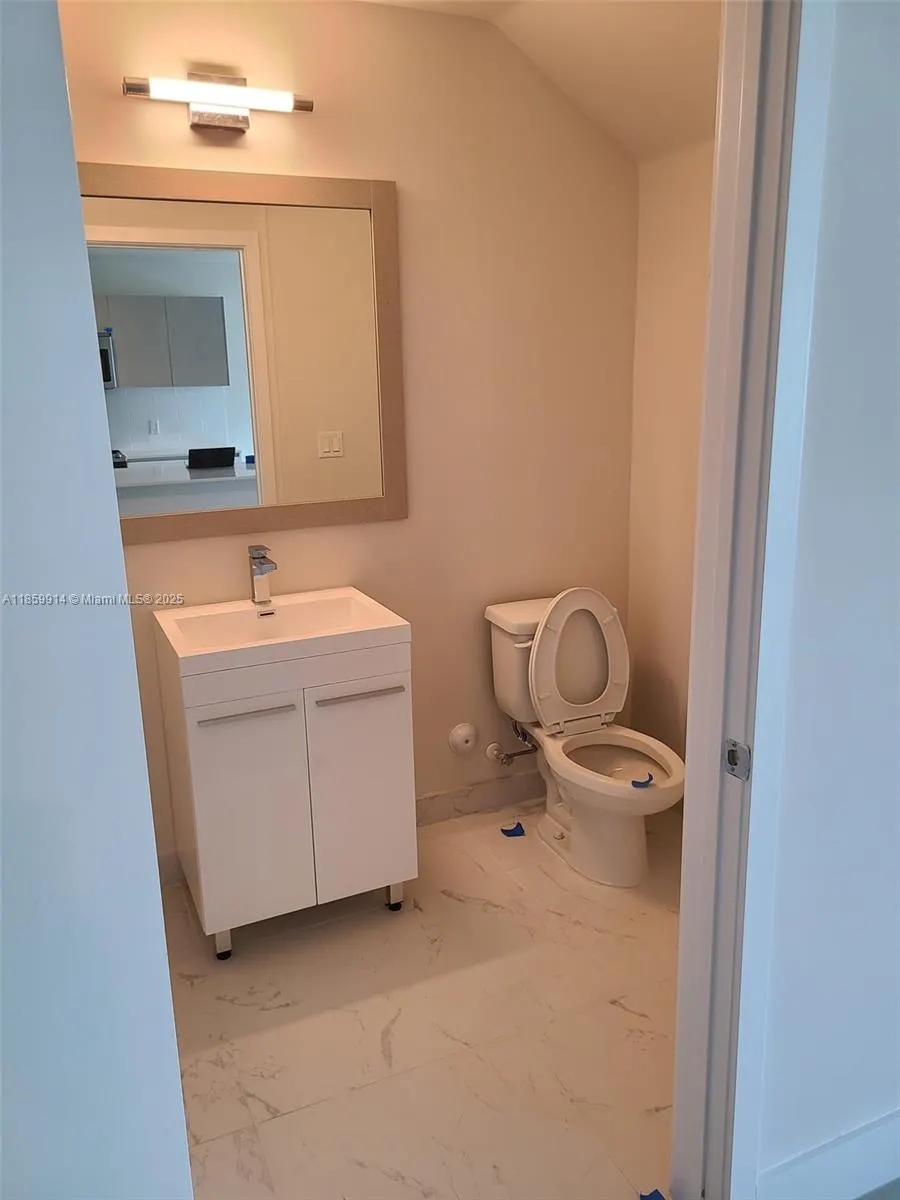 2555 NE 193 St, #2114