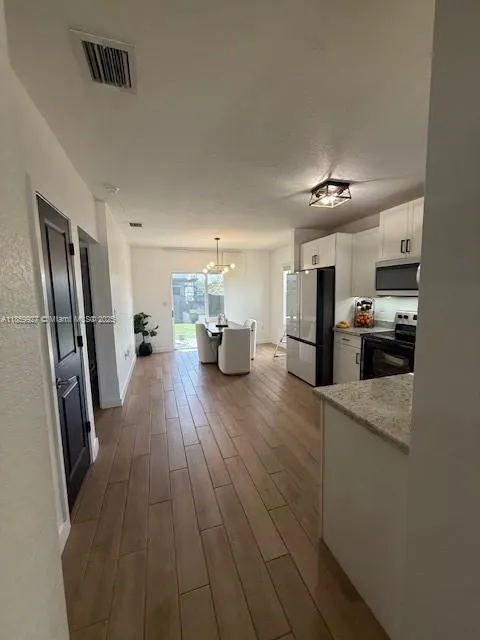 572 NE 6th Pl