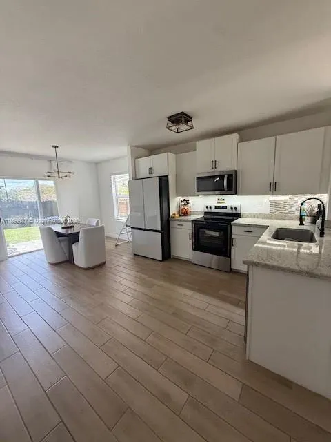 572 NE 6th Pl