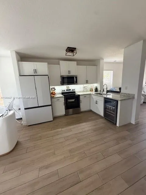 572 NE 6th Pl