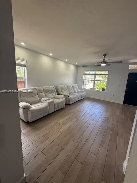 572 NE 6th Pl