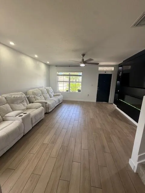 572 NE 6th Pl