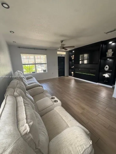 572 NE 6th Pl