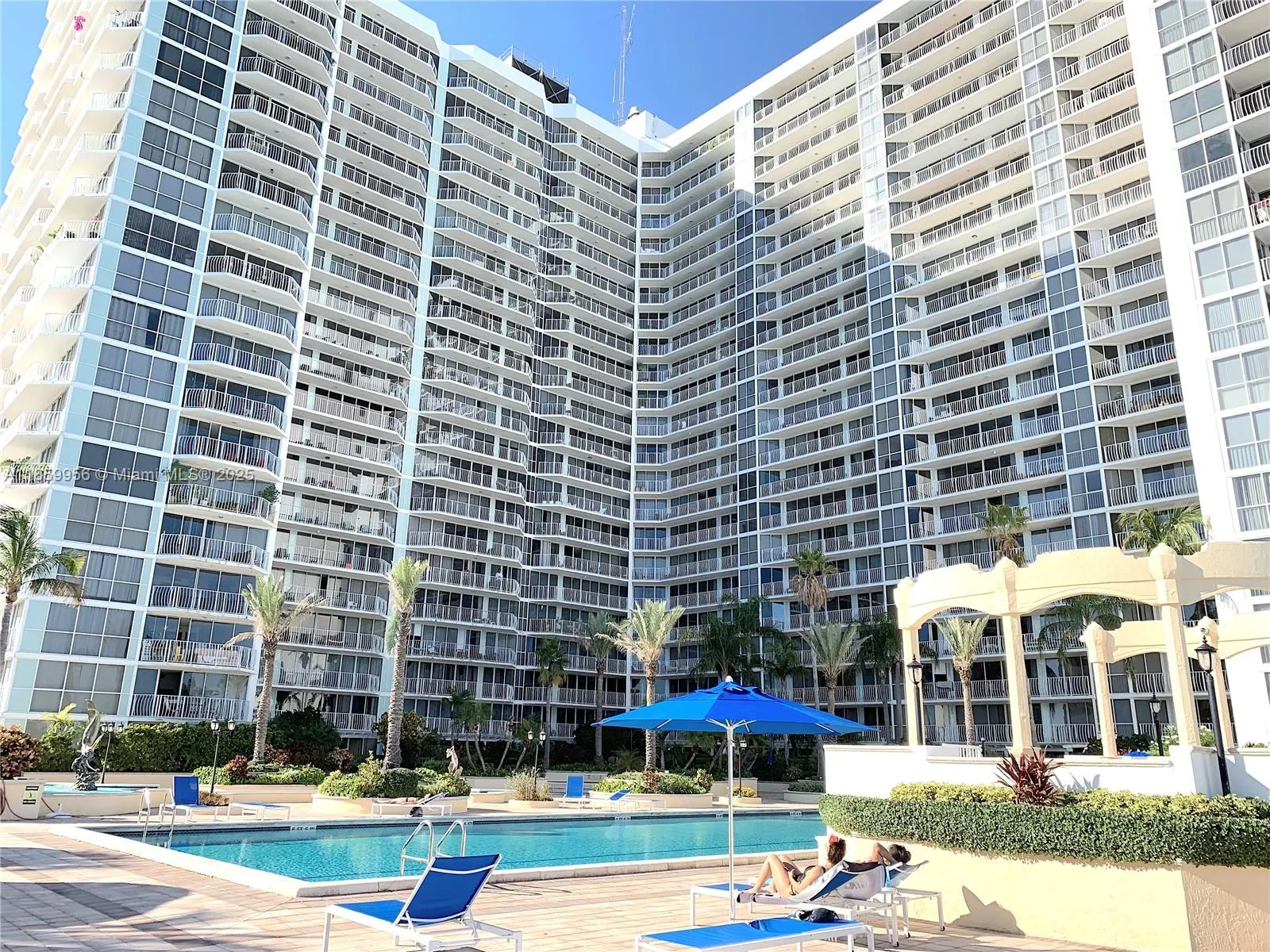7601 E Treasure Dr, #1205