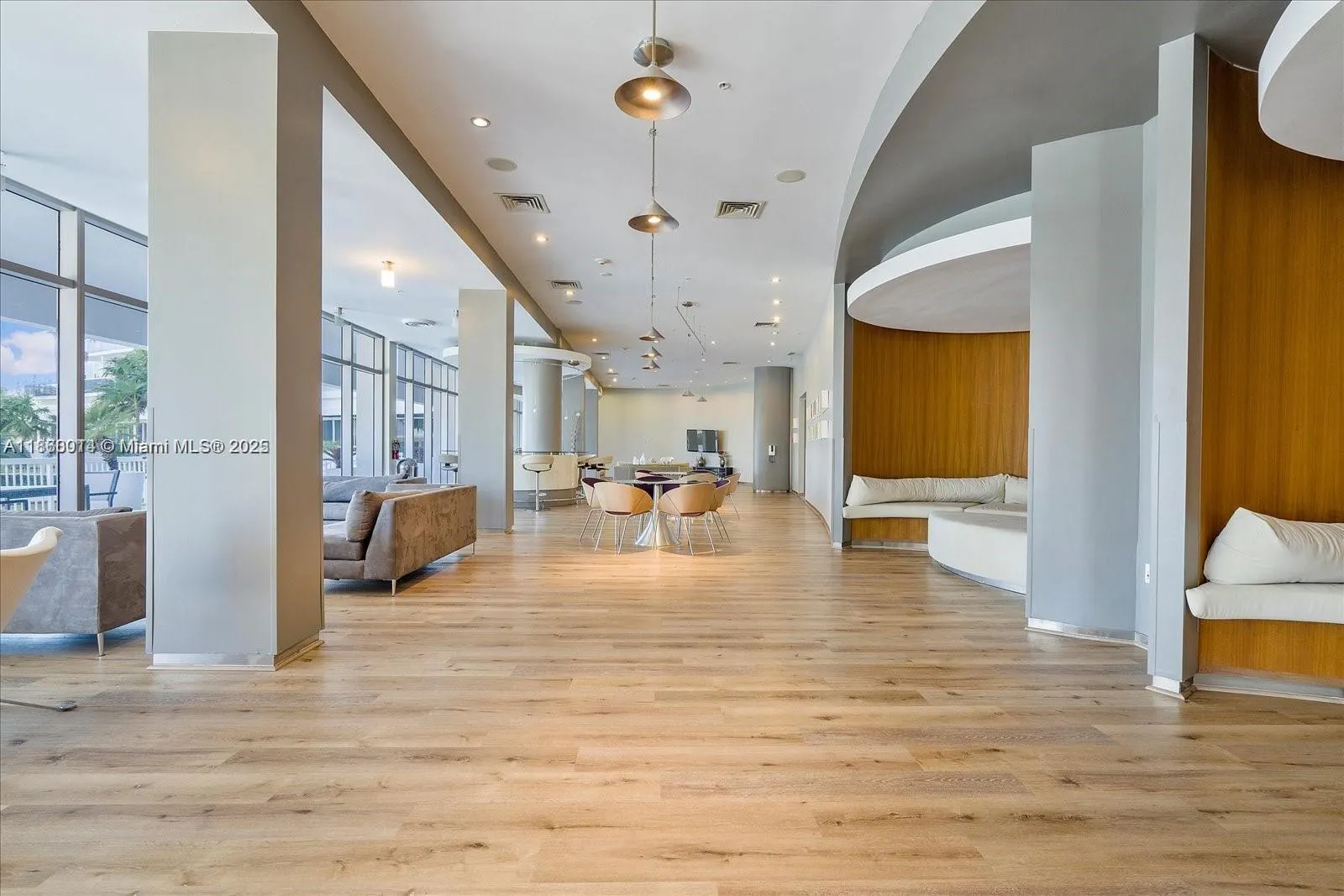 10275 Collins Ave, #606