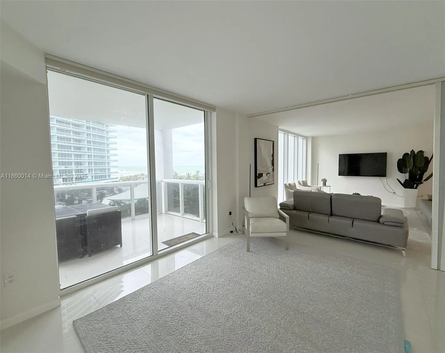 10275 Collins Ave, #606