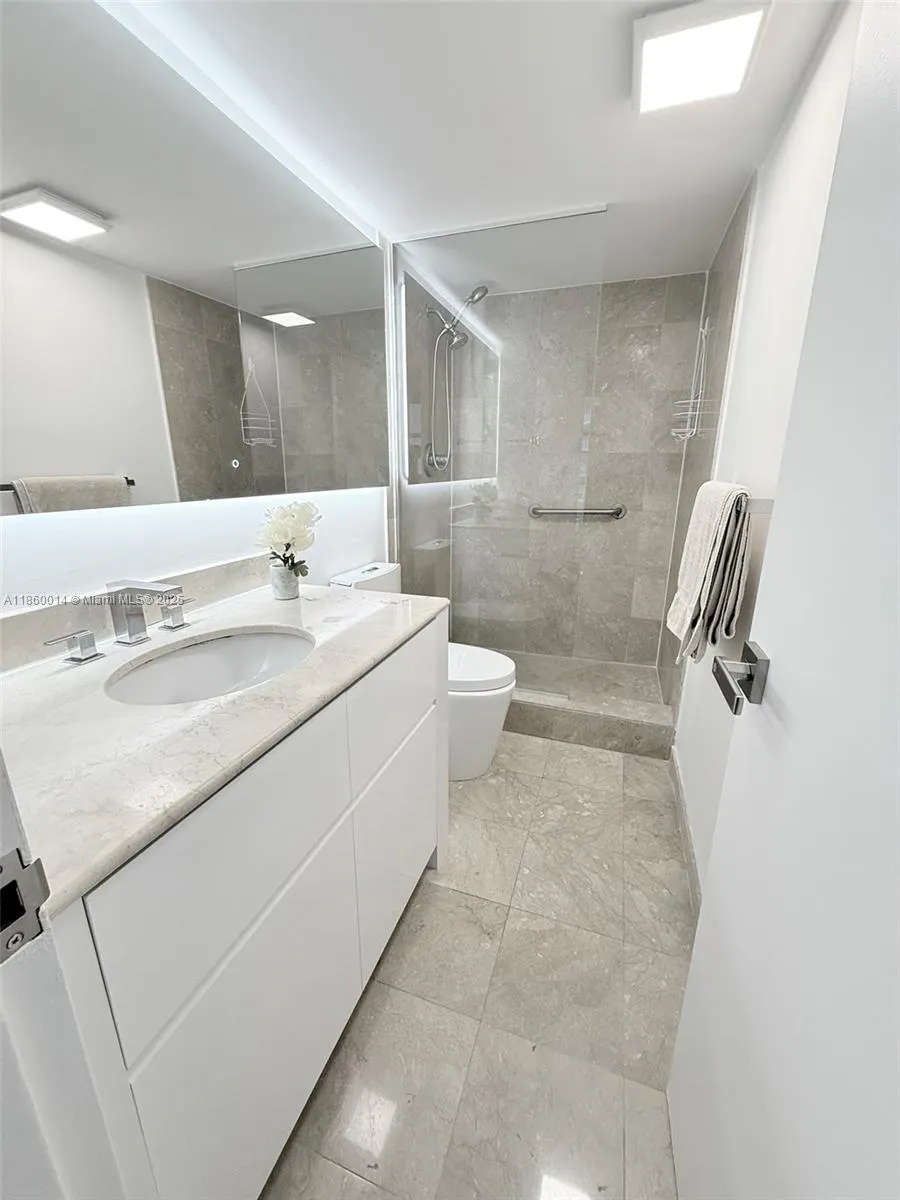 10275 Collins Ave, #606