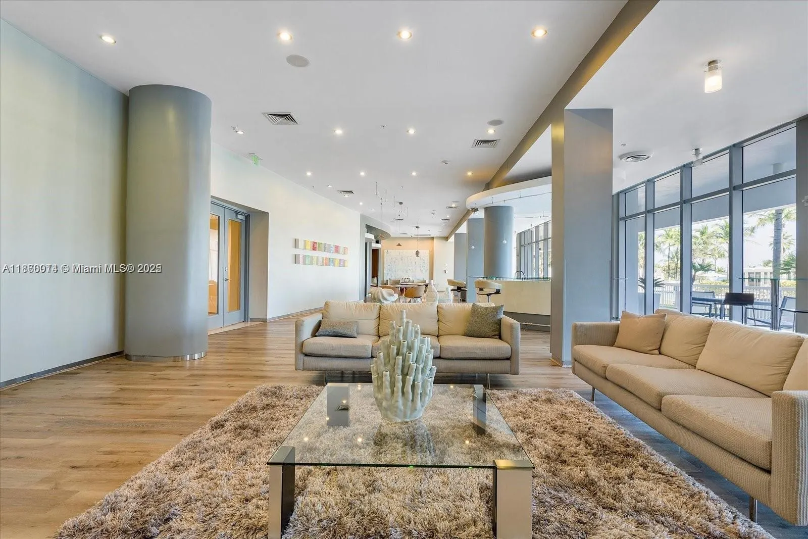 10275 Collins Ave, #606