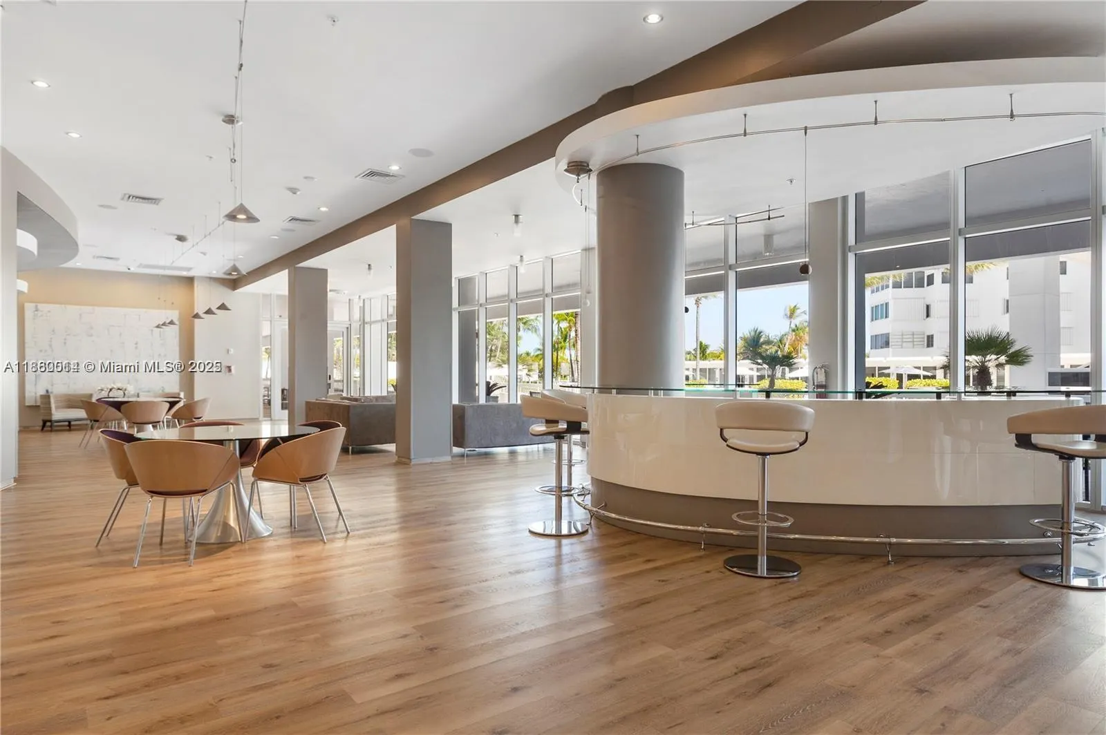10275 Collins Ave, #606