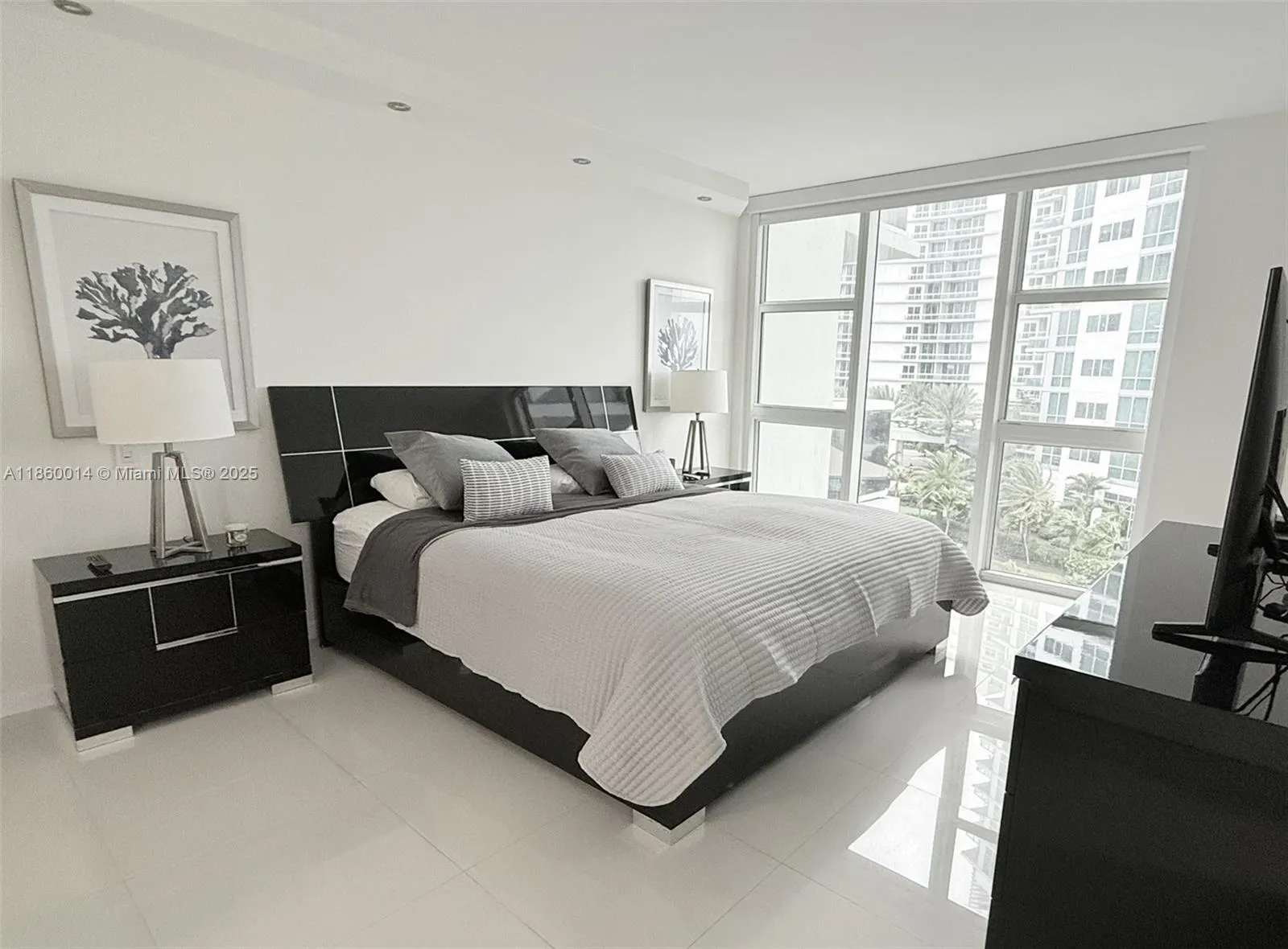 10275 Collins Ave, #606