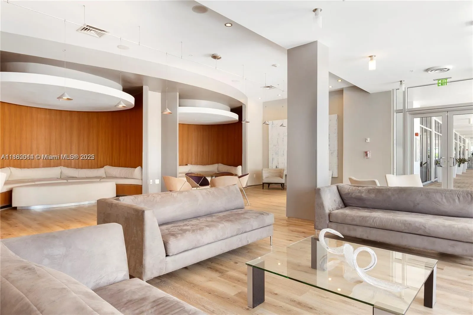 10275 Collins Ave, #606