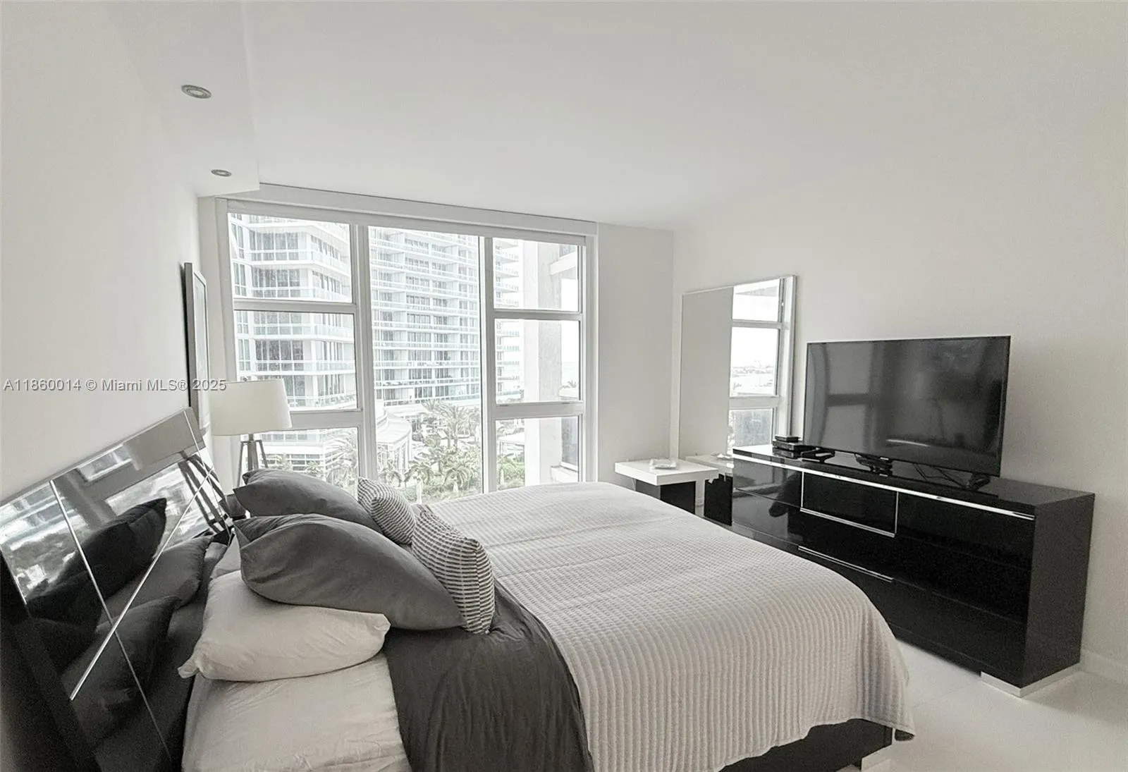 10275 Collins Ave, #606