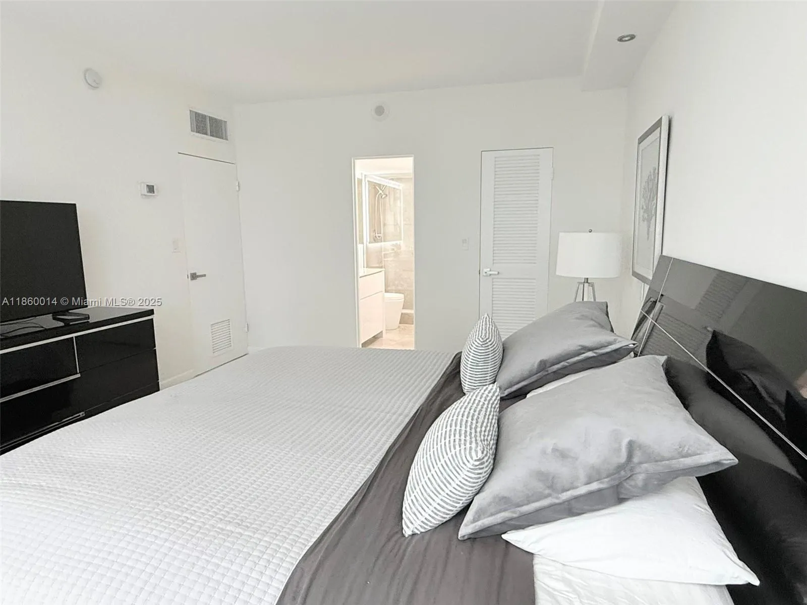 10275 Collins Ave, #606
