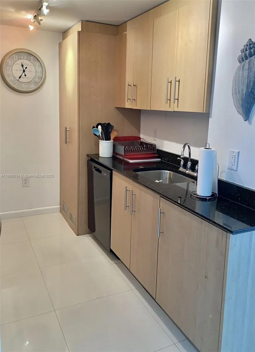 10275 Collins Ave, #606
