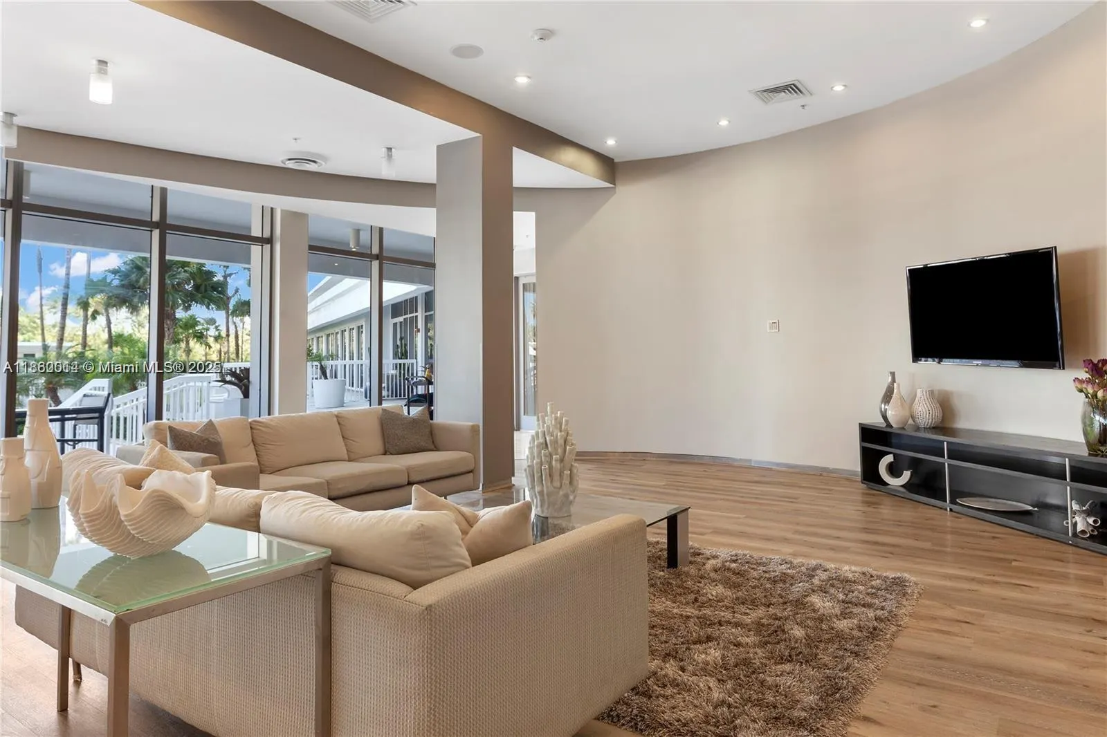 10275 Collins Ave, #606