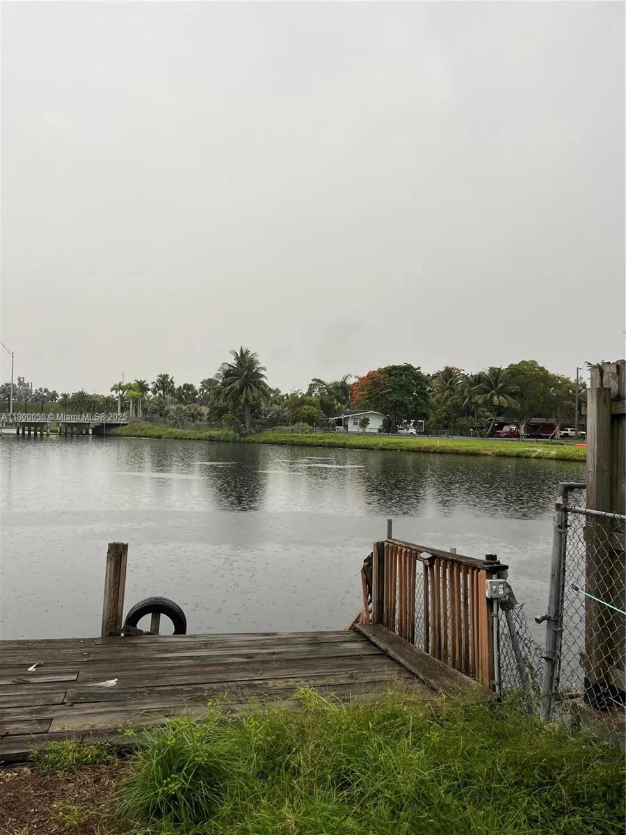 724 Tamiami Canal Rd
