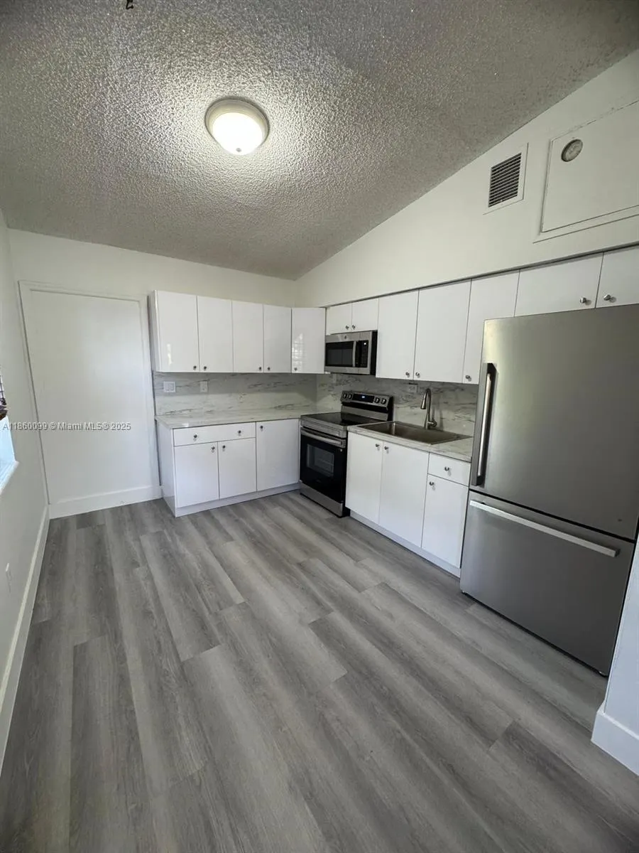 609 W 39th St, #609