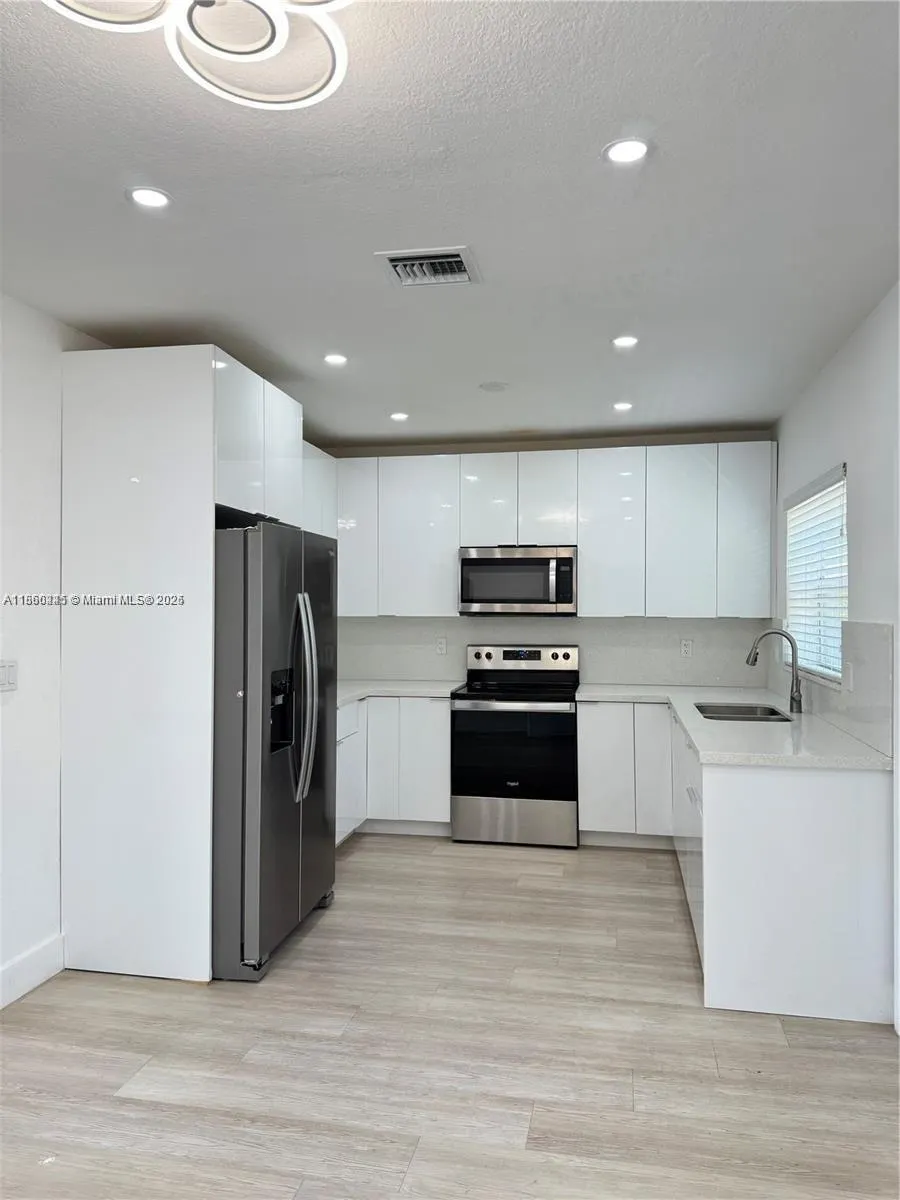 693 NE 80th St, #695