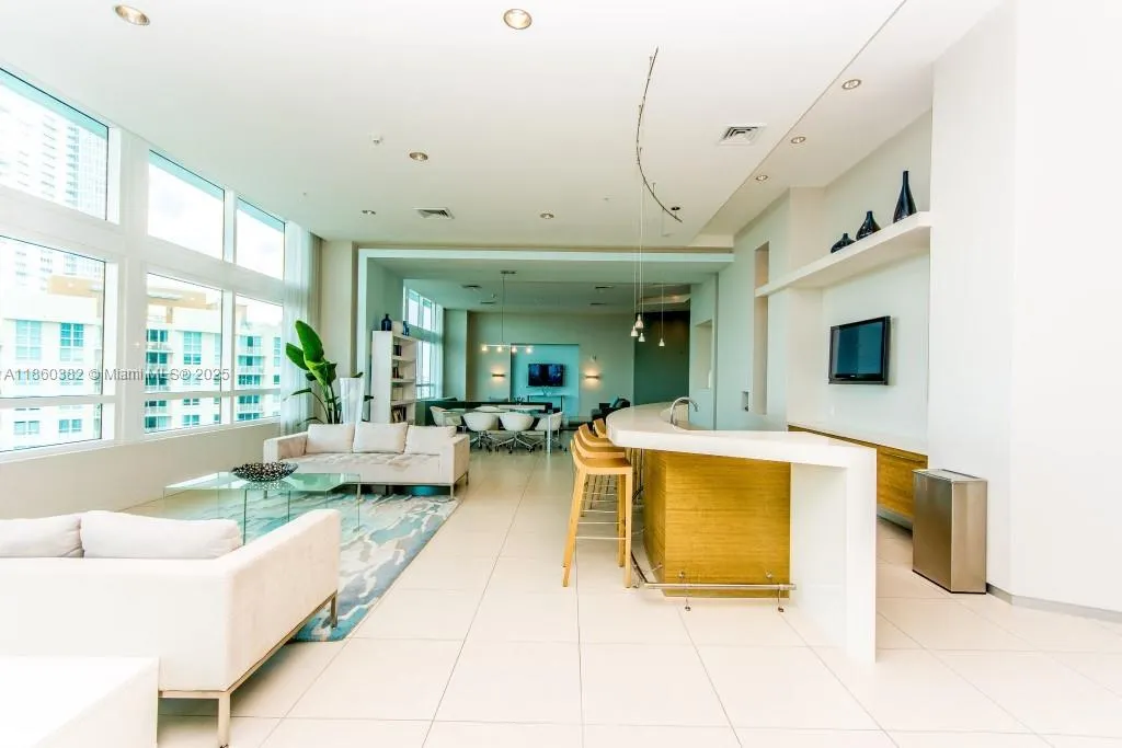 1900 N Bayshore Dr, #4703