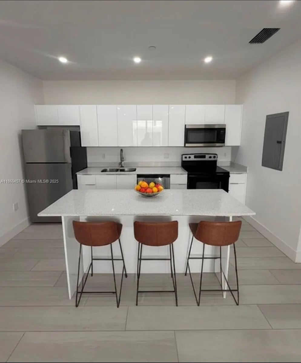 909 E 24th St, #304