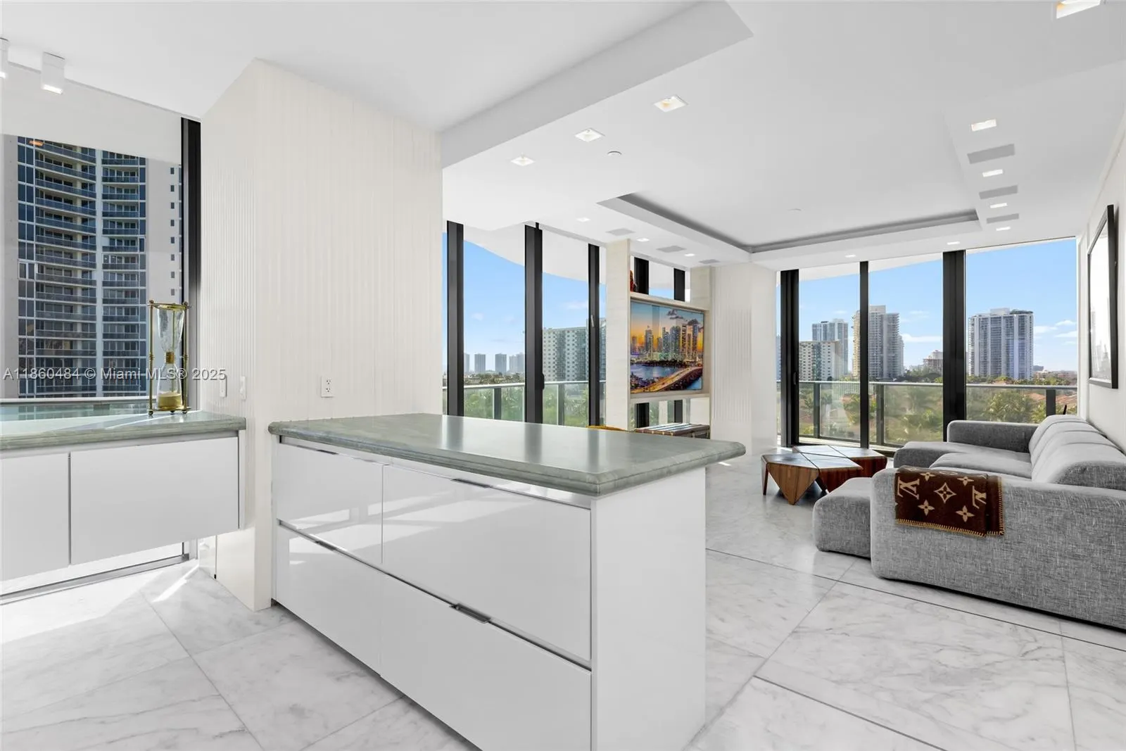 19575 Collins Ave, #6