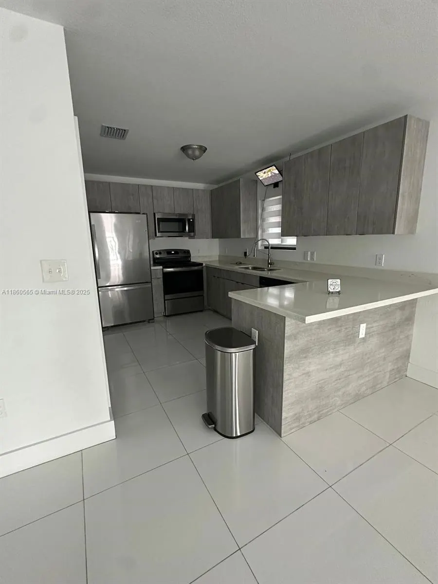 3220 NW 50th St, #1