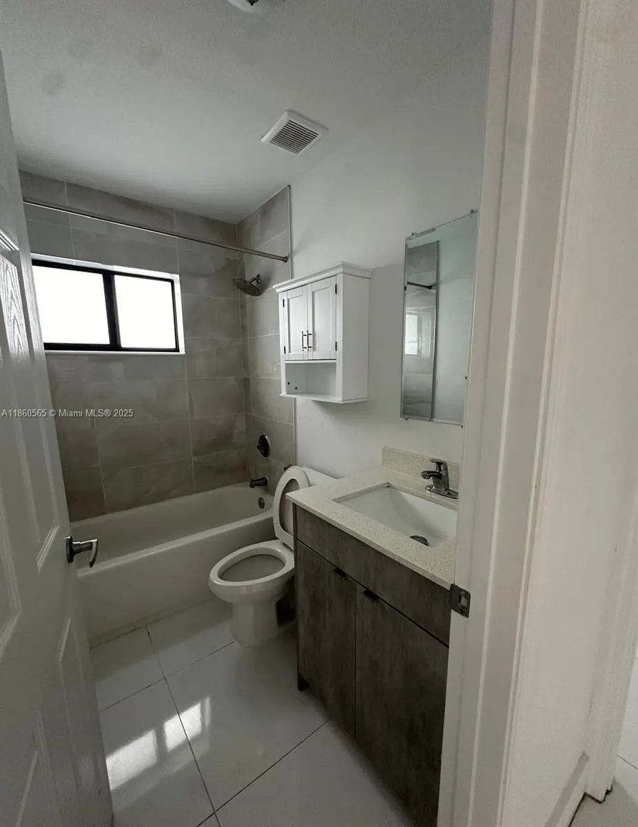 3220 NW 50th St, #1