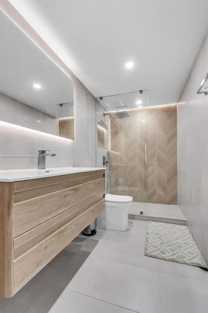 5401 Collins Ave, #211