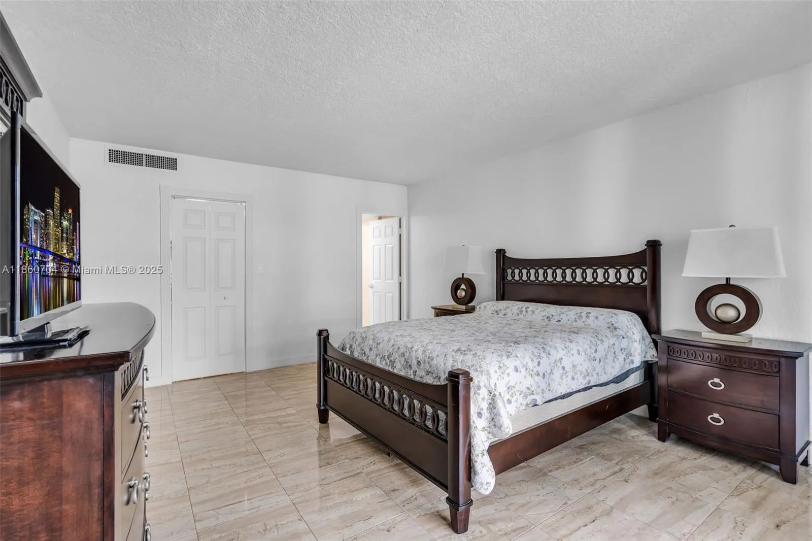 5401 Collins Ave, #211