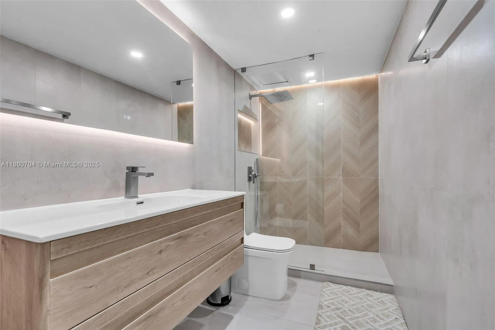5401 Collins Ave, #211