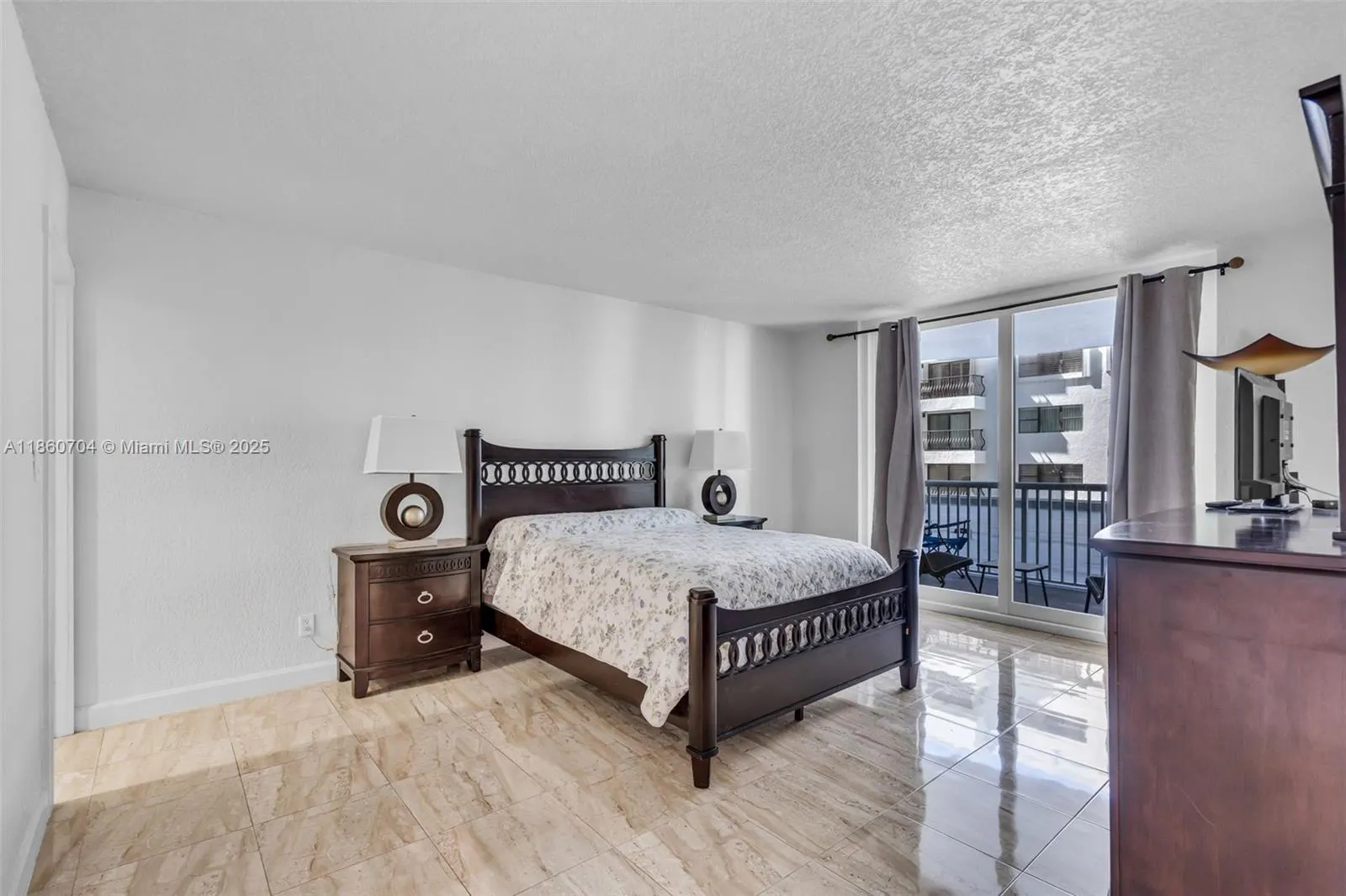 5401 Collins Ave, #211