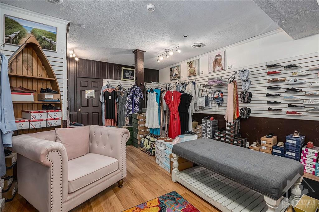 73 KING Street W