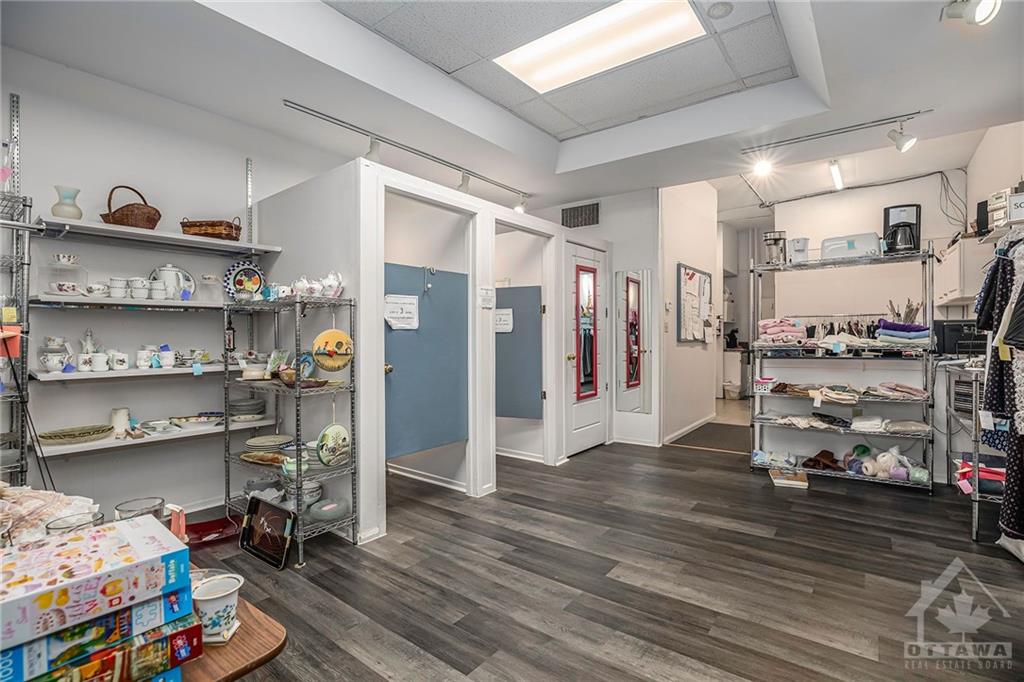 73 KING Street W