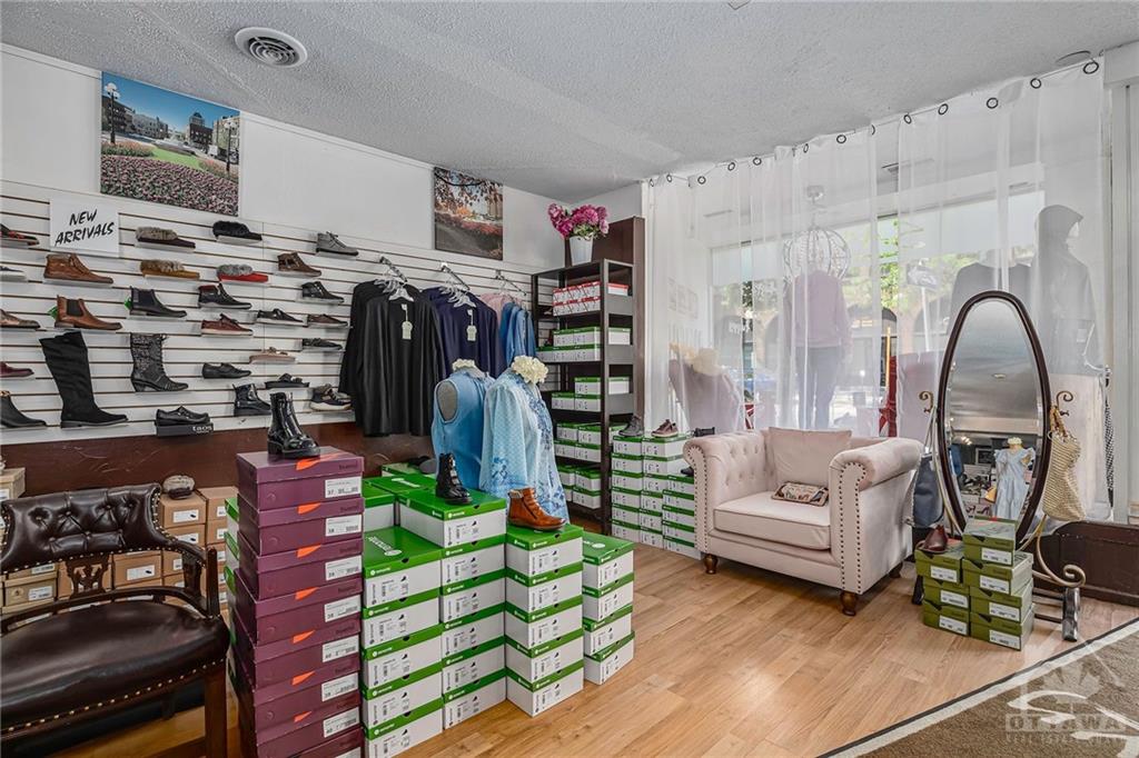 73 KING Street W