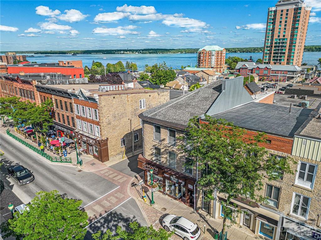 73 KING Street W