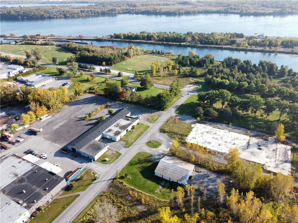 220 SAUNDERS Drive