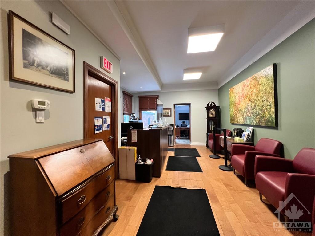 302 WAVERLEY Street W, #3