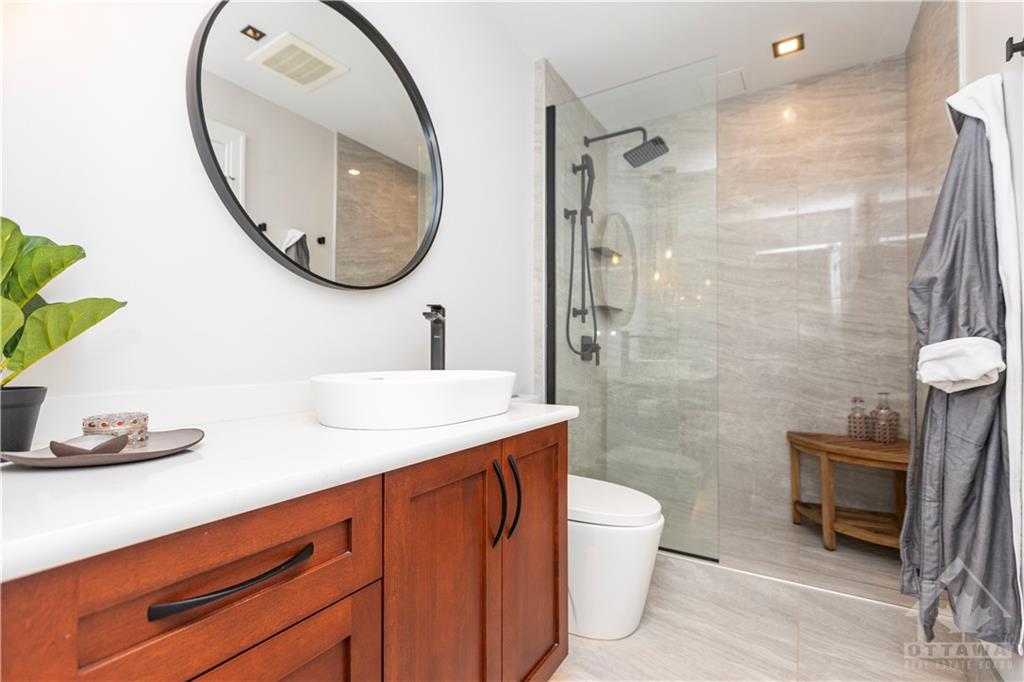 85 BRONSON Avenue, #806