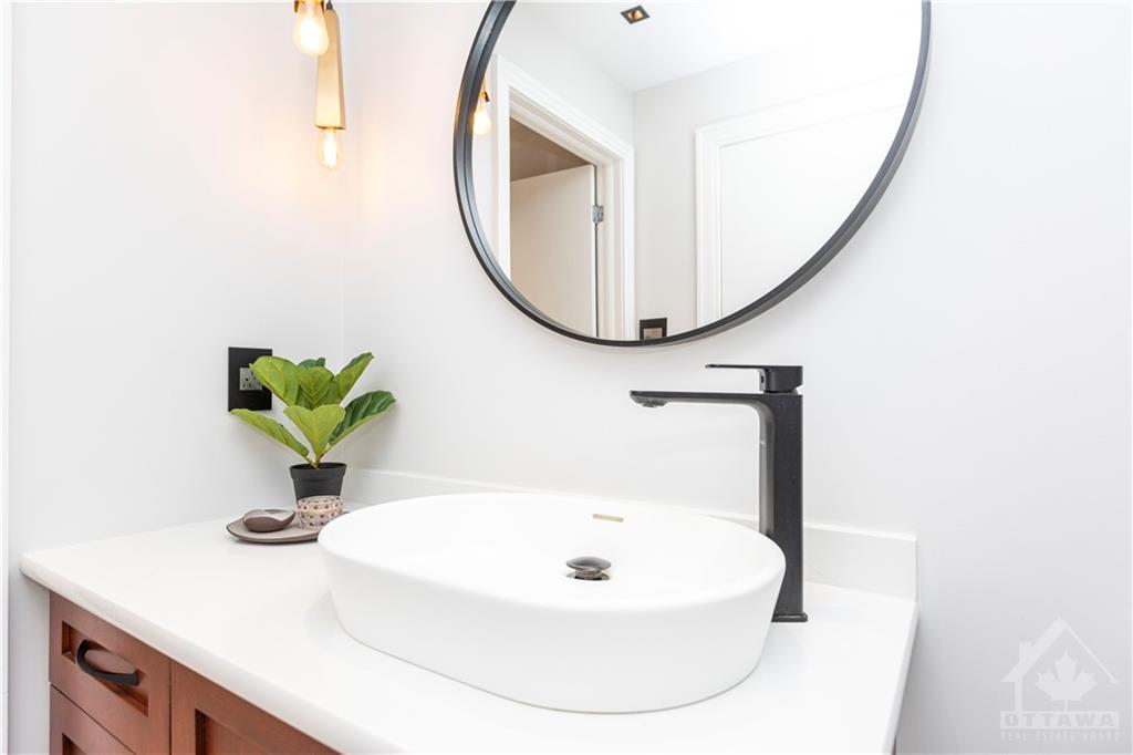 85 BRONSON Avenue, #806